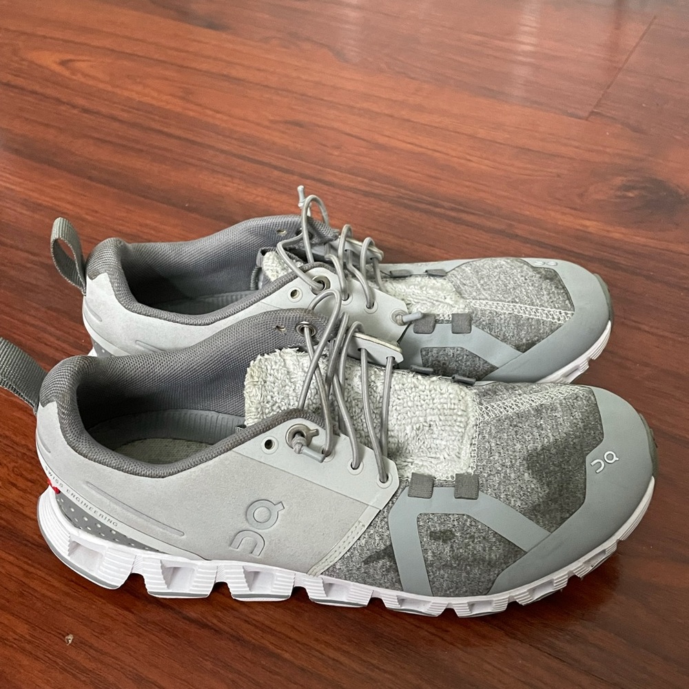 On Cloud gray running shoes